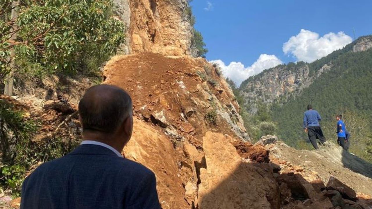 Adana'da depremde yarılan devasa kaya kontrollü yıkıldı