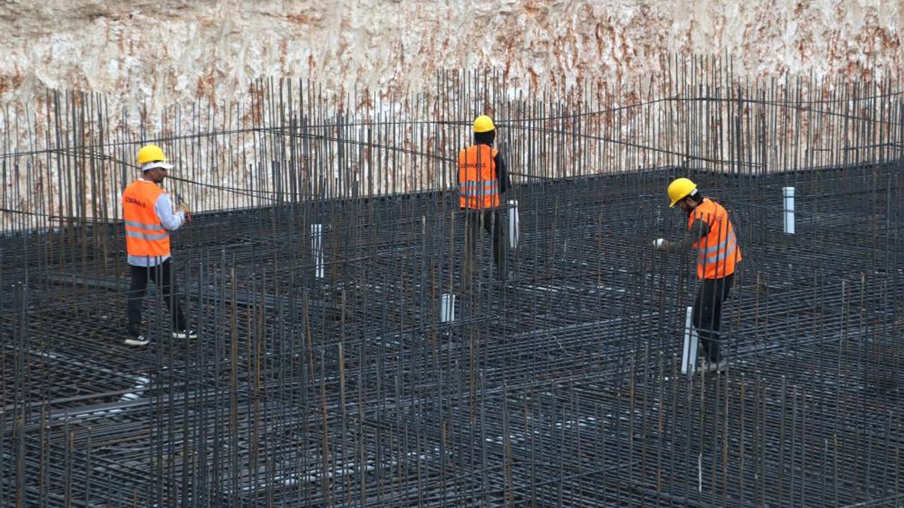 Adana'da depremin ardından inşaatlar başladı, 20-30 bin liraya çalıştıracak kalifiye işçi bulunamıyor