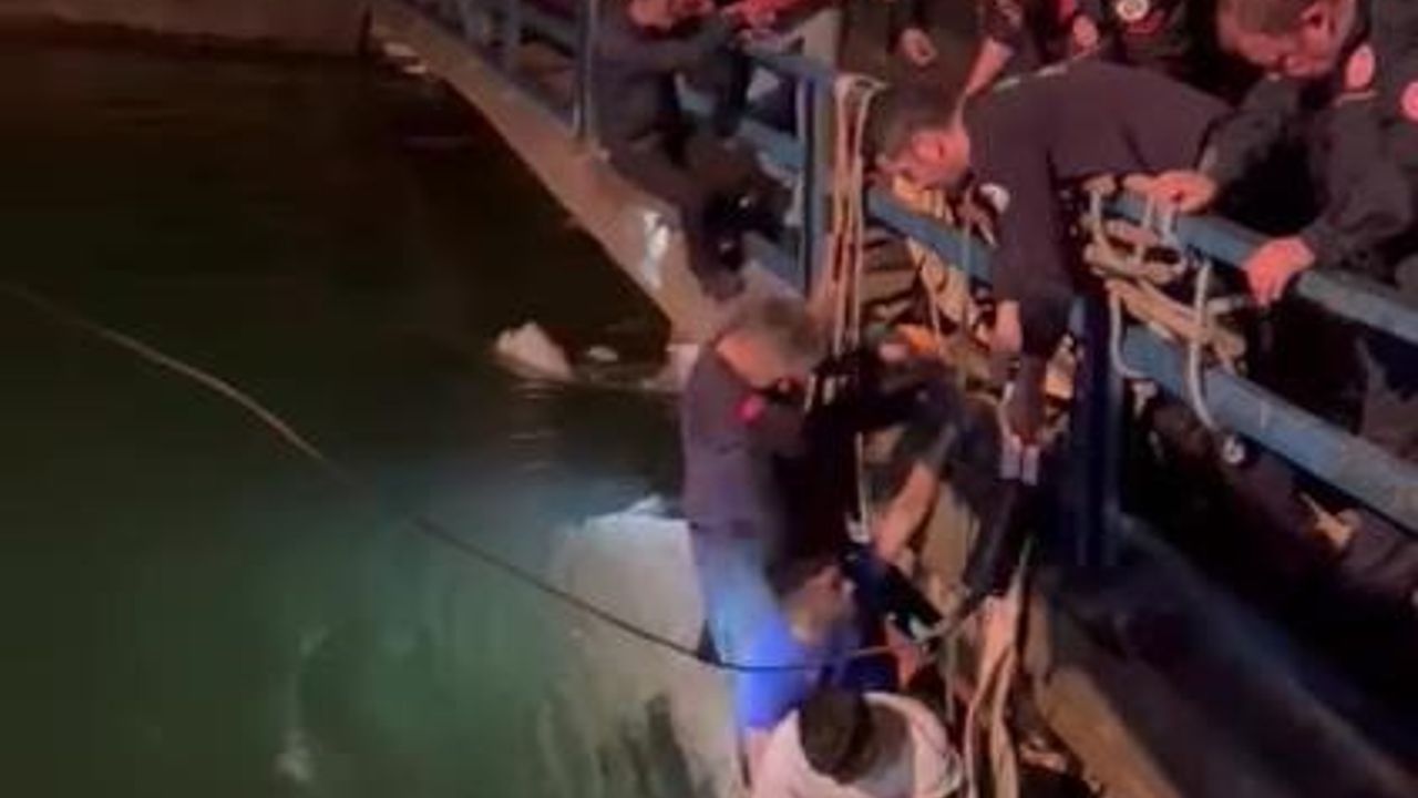 Adana’da minibüs sulama kanalına düştü, itfaiye 4 kişiyi boğulmaktan kurtardı