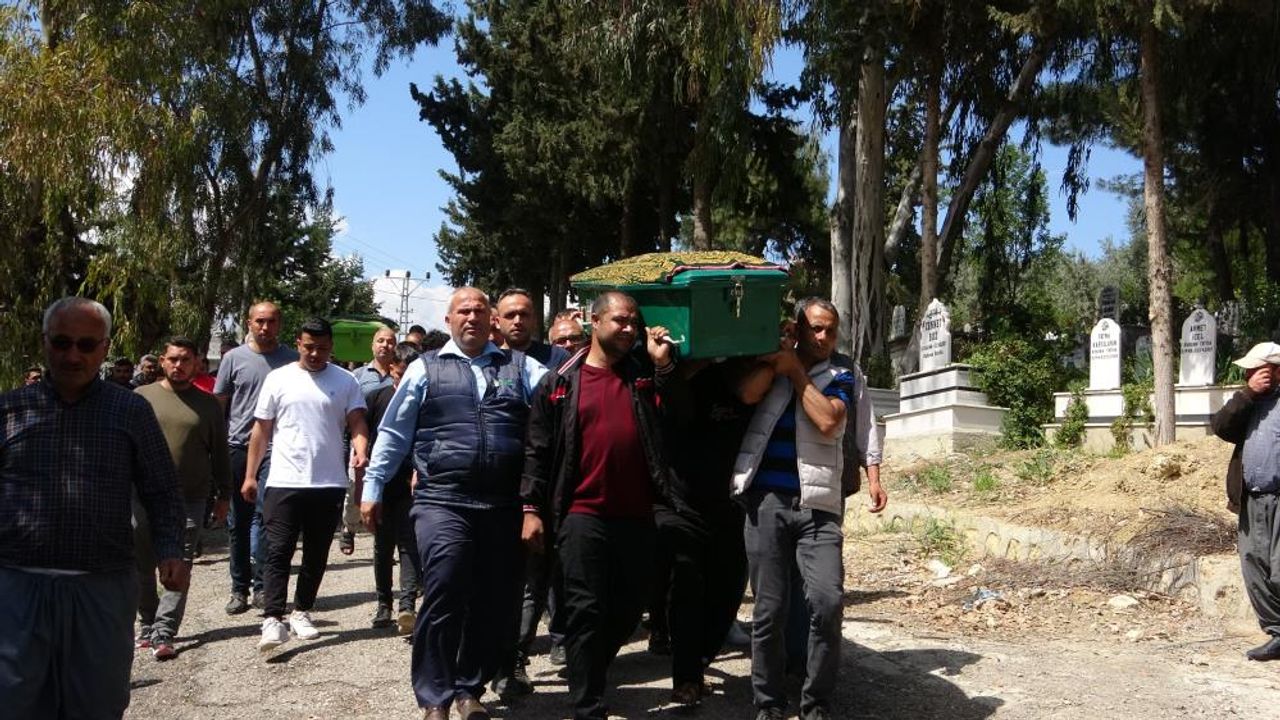 Mersin'de yangında hayatını kaybeden minik Egemen ve Nevzat 23 Nisan'da toprağa verildi