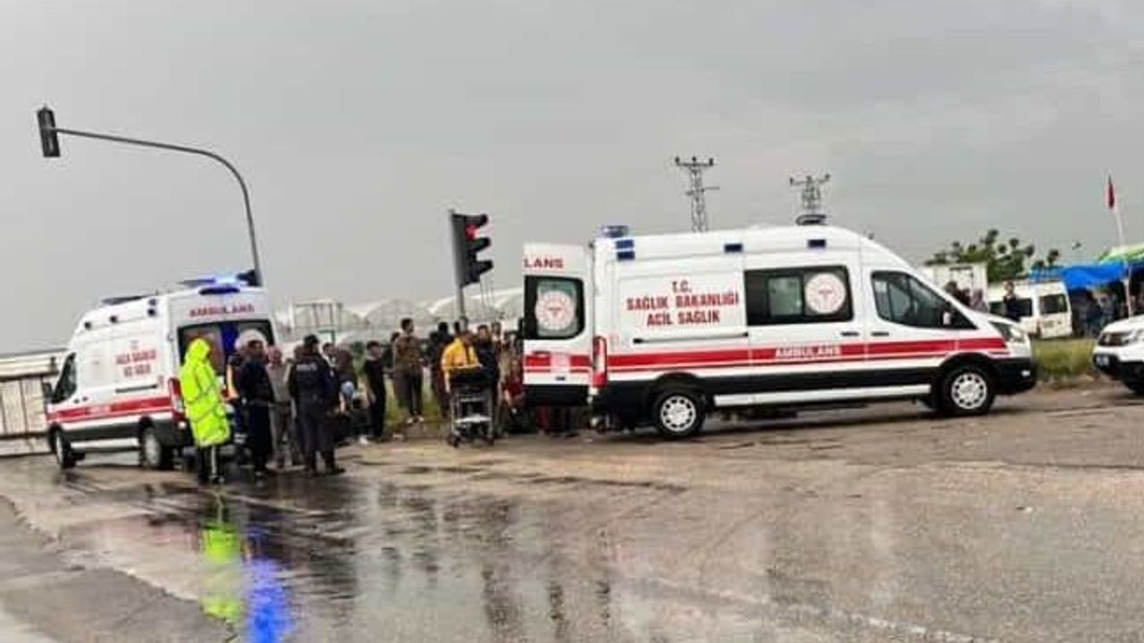 Adana'da tarım işçilerini taşıyan minibüs devrildi: 9 yaralı