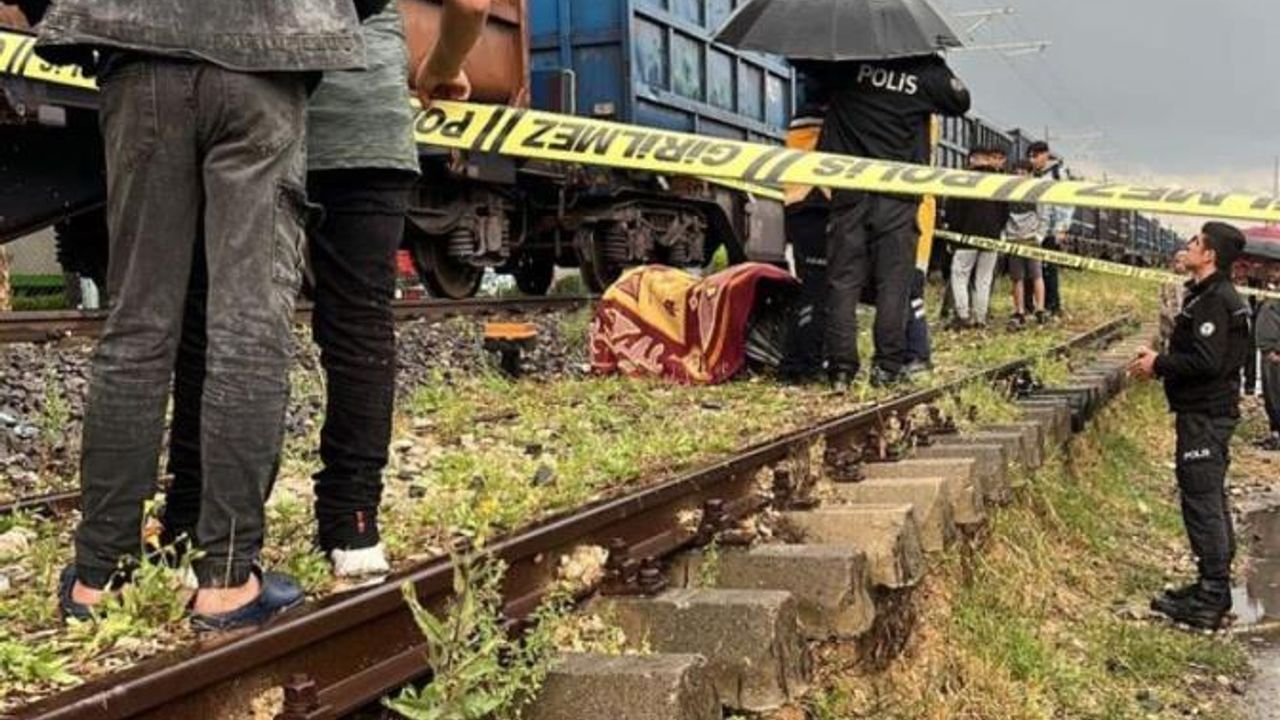 Adana'da trenin çarptığı genç hayatını kaybetti
