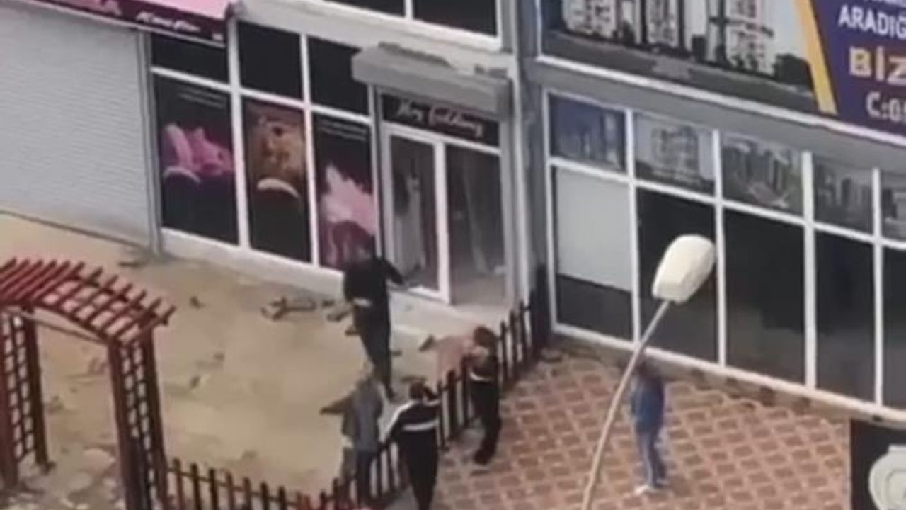 Adana'da kadın kuaförler komşu kadın kuaförün iş yerine saldırdı