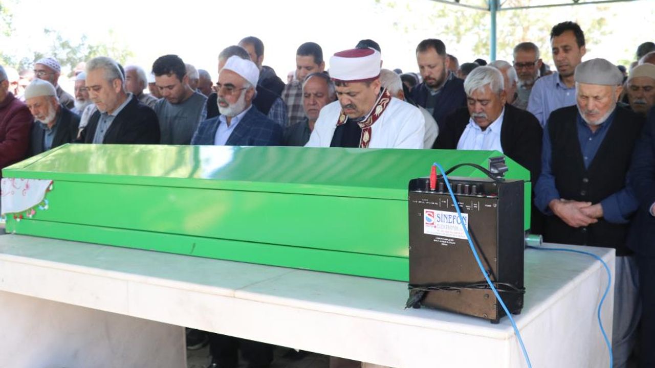 Adana'da damatlarının öldürdüğü anne ve kızının cenazesi gözyaşlarıyla toprağa verildi