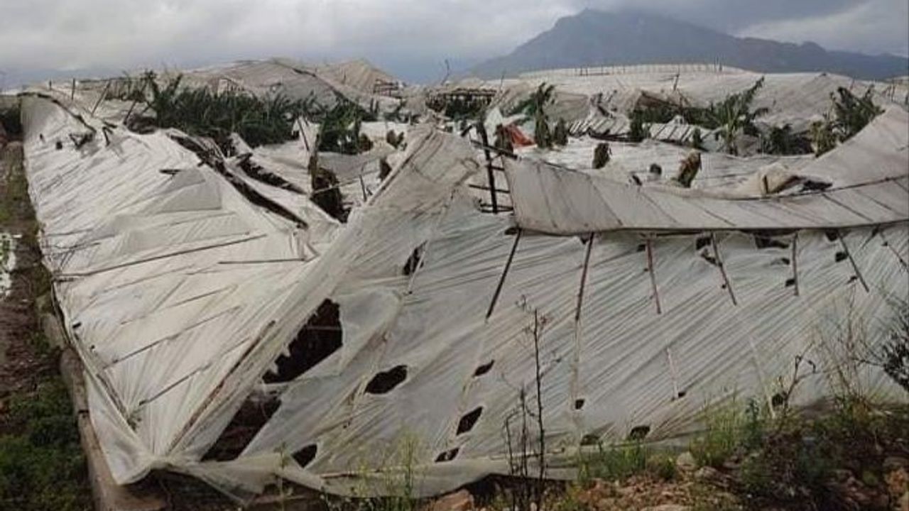 Mersin'de fırtına ve hortum biri tır iki aracı devirdi, çatıları uçurup seraları parçaladı