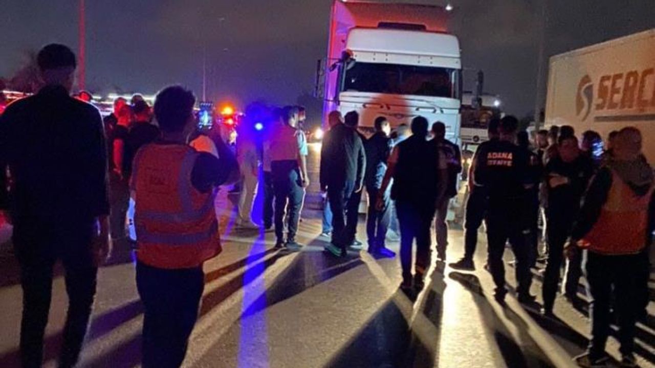 Adana'da 15 yaşındaki motosiklet sürücüsü tırla çarpıştığı kazada öldü