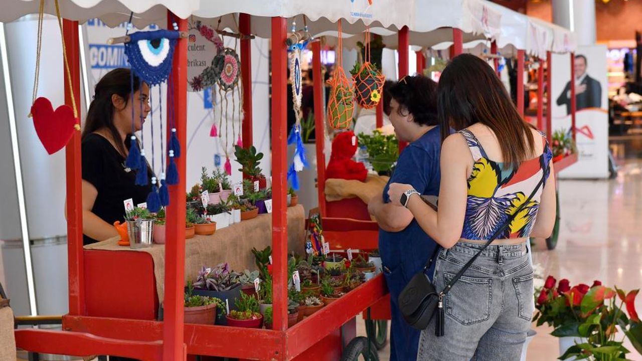 Mersin'de 'Çiçek Pazarı' bu kez Anneler Günü için açıldı