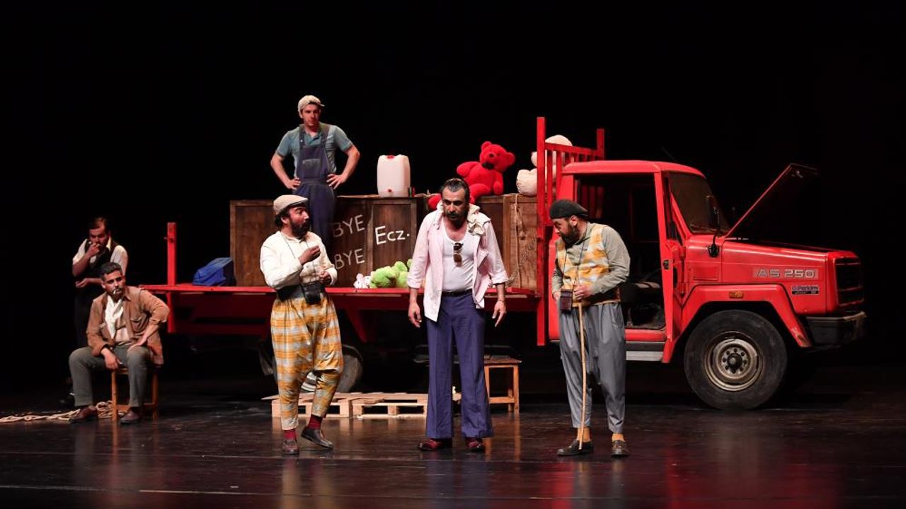 Mersin Şehir Tiyatrosu, yeni oyunu 'Kamyon'un prömiyerini yaptı