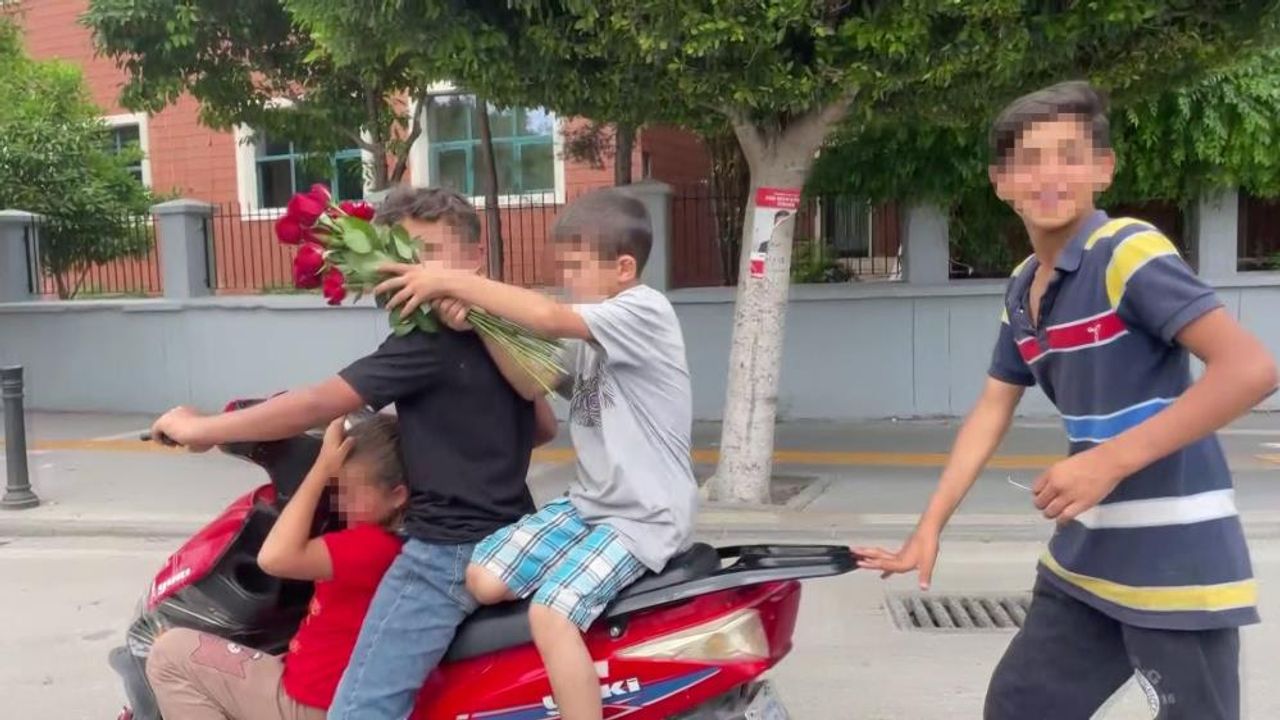 Adana'da 4 çocuğun elektrikli motosiklette tehlikeli yolculuğu: “Çek, her yerde paylaş”