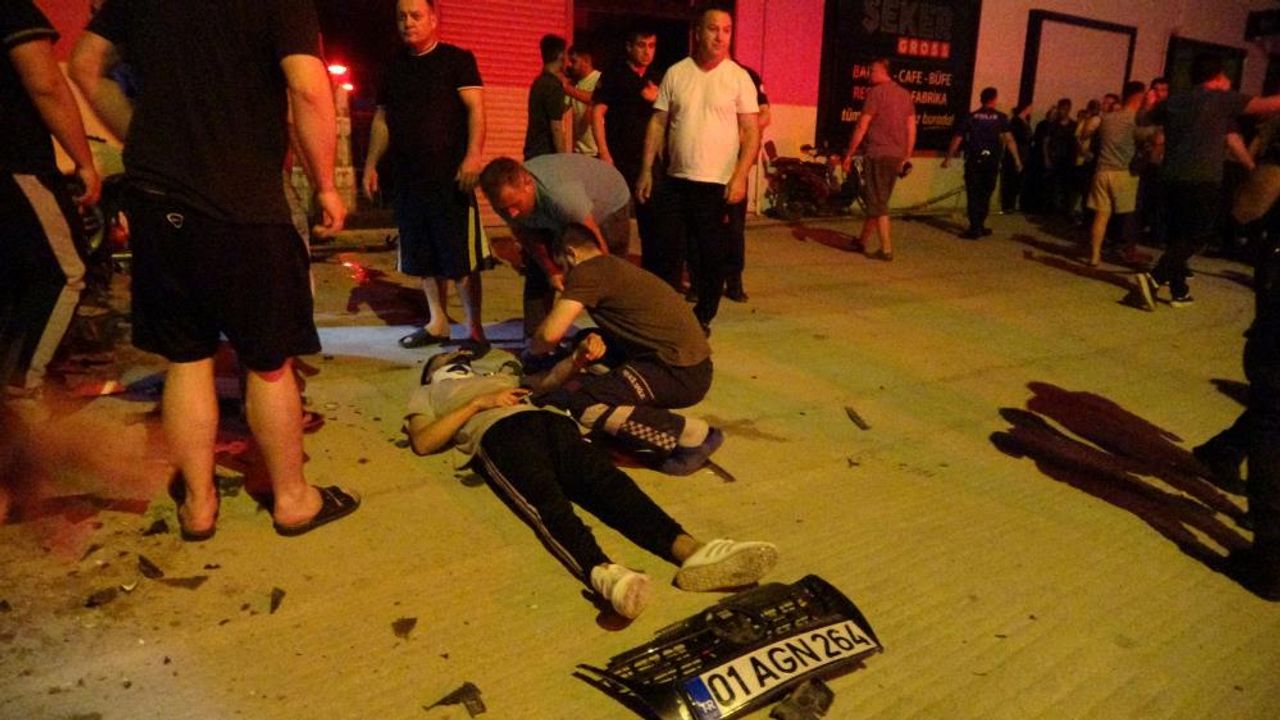 Adana'da otomobil market duvarına daldı: 5 yaralı