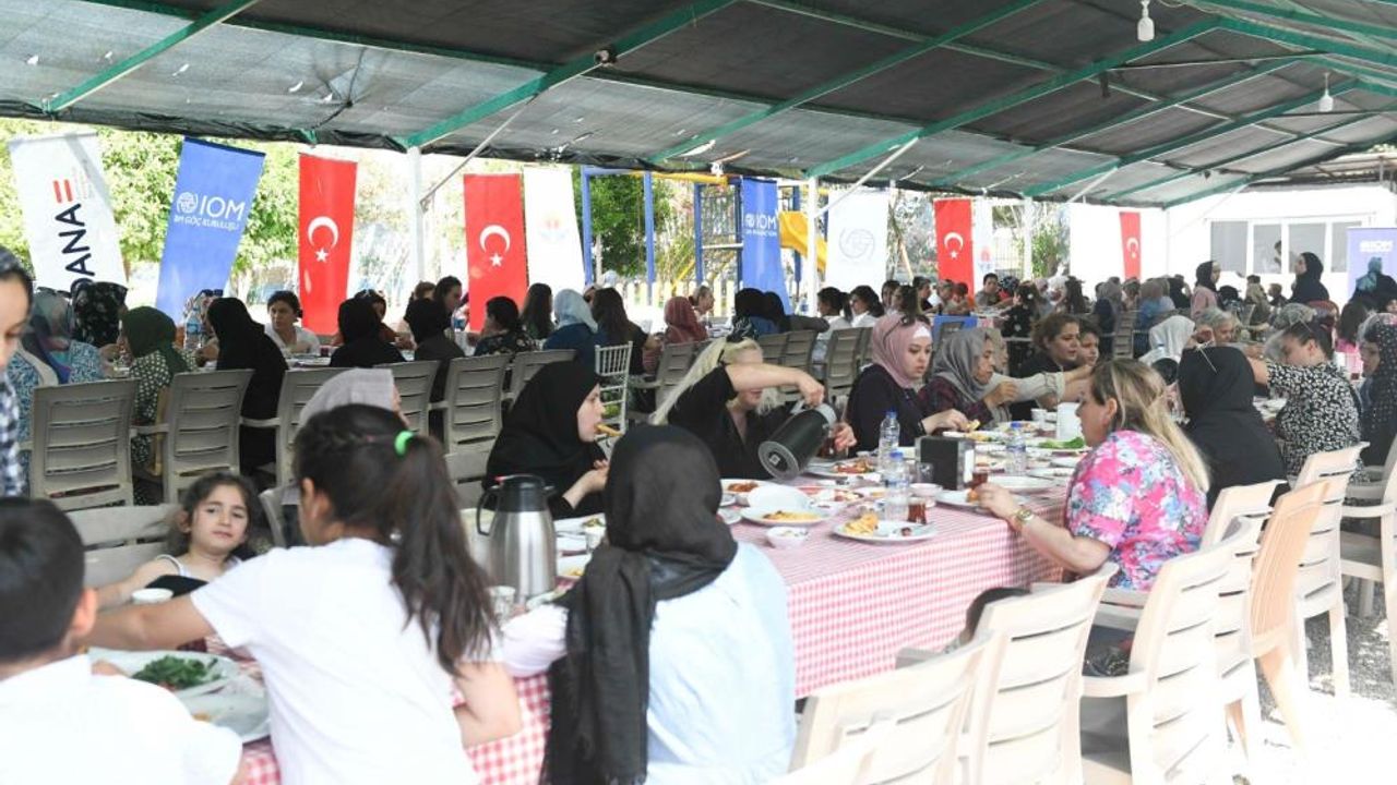 Adana'da 4 milletten 250 anne buluştu