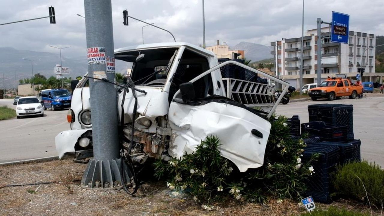 Mersin'de trafik kazası: 3 yaralı