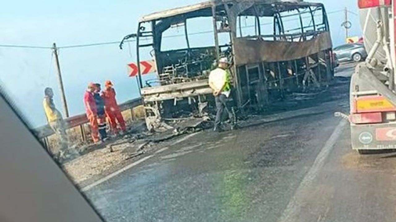 Mersin'de 22 yolcusu bulunan otobüs alev alev yandı