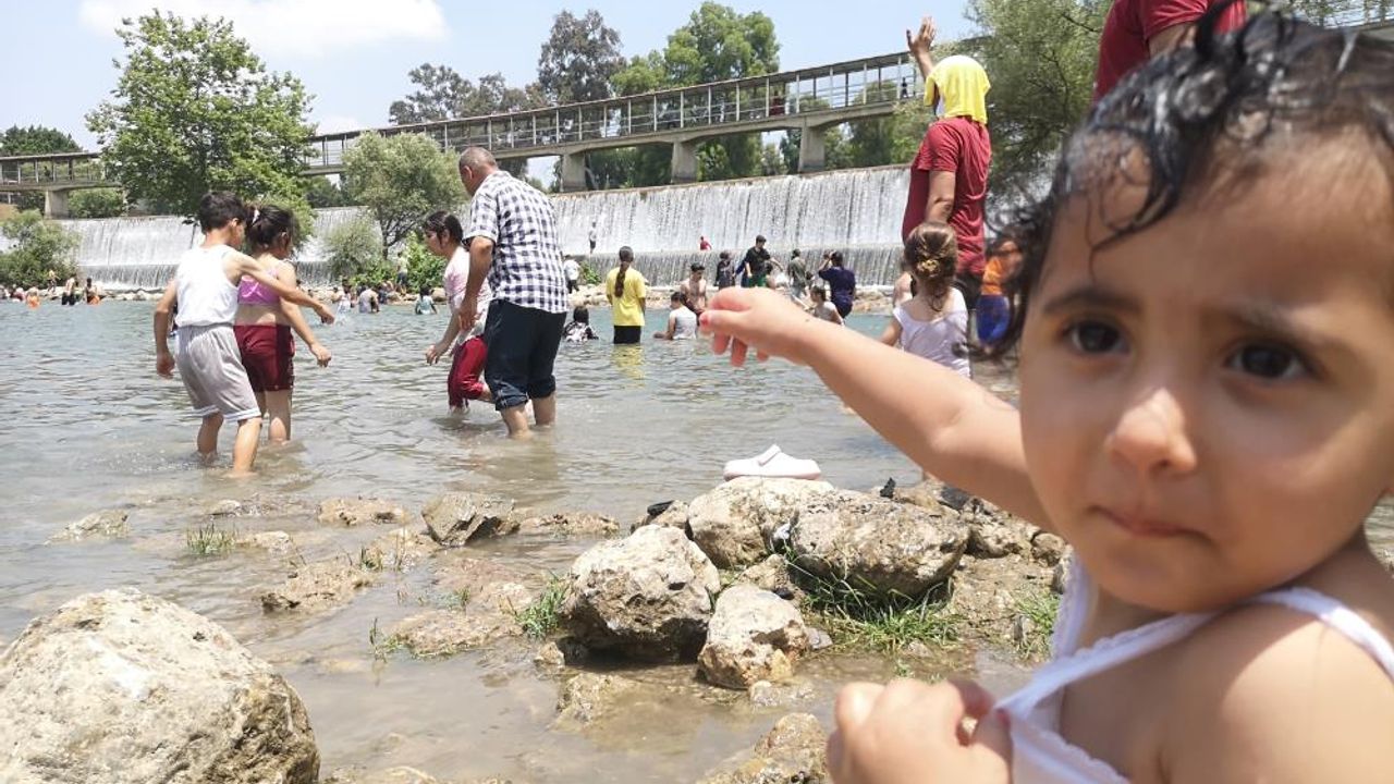 Mersin'de aşırı sıcaklardan bunalan vatandaşlar baraja akın etti