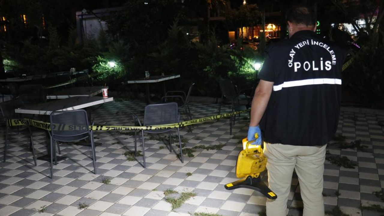 Adana'da kafede birlikte oturduğu şahsın silahlı saldırısına uğrayan genç ağır yaralandı