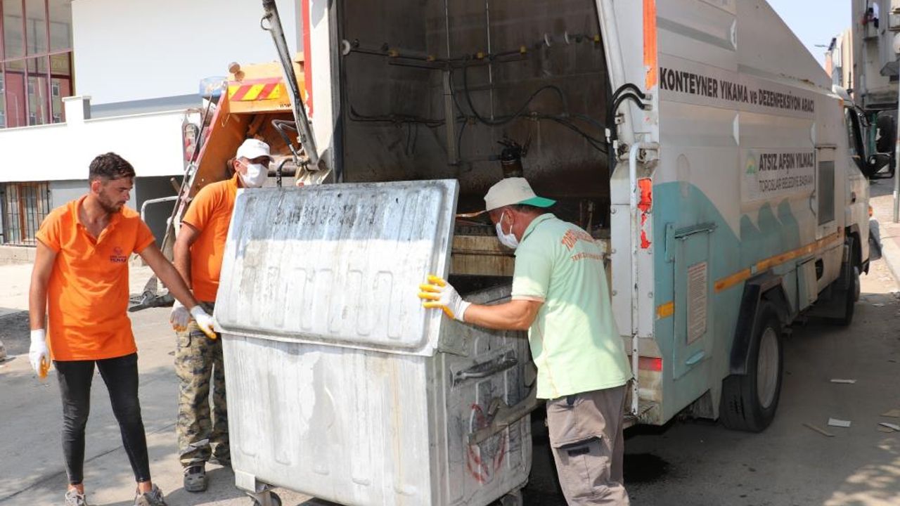 Toroslar'da bayram sonrası çöp konteynerleri dezenfekte edildi