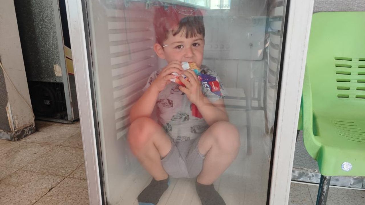 Adana'da sıcaktan bunalan çocuk buzdolabında serinledi