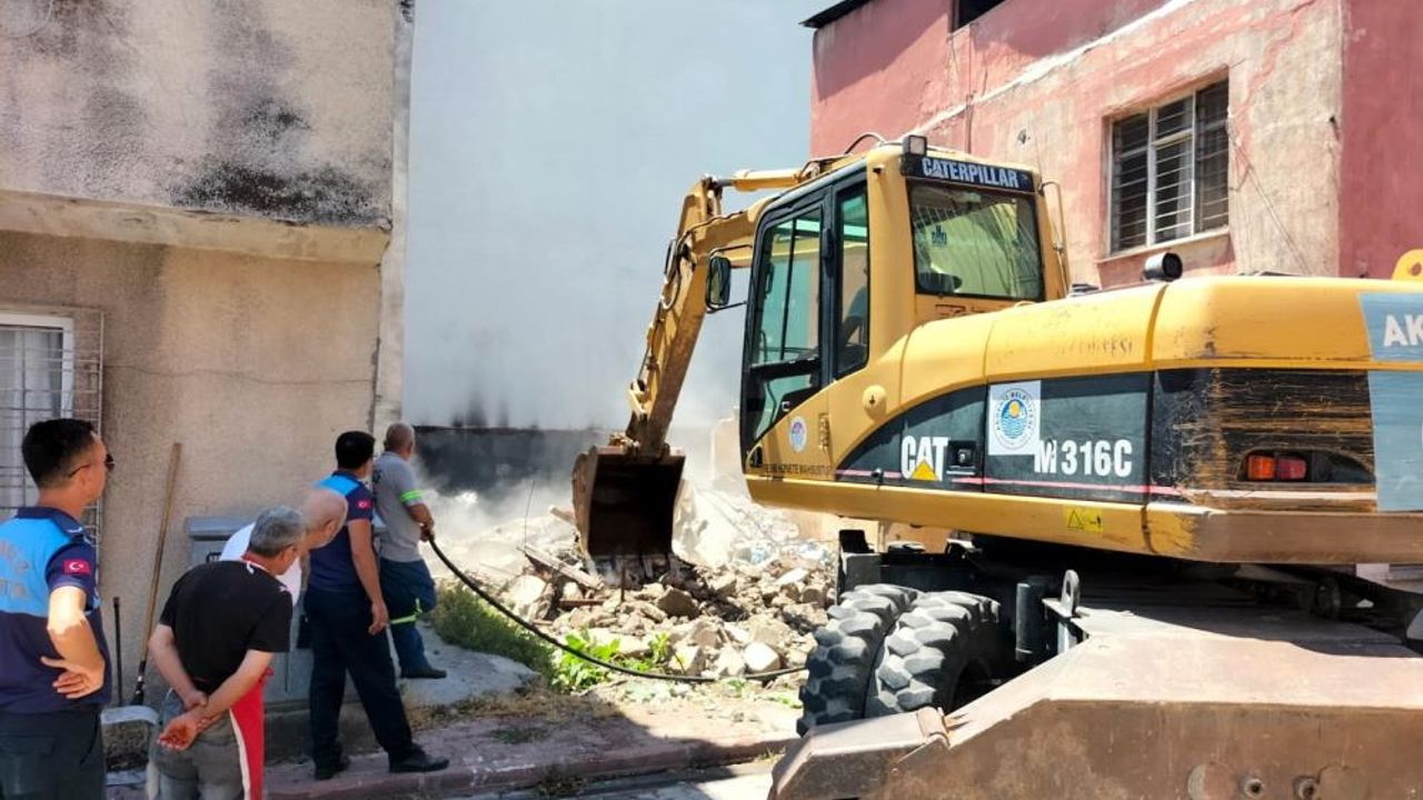 Mersin'de tehlike oluşturan metruk binalar yıkılıyor