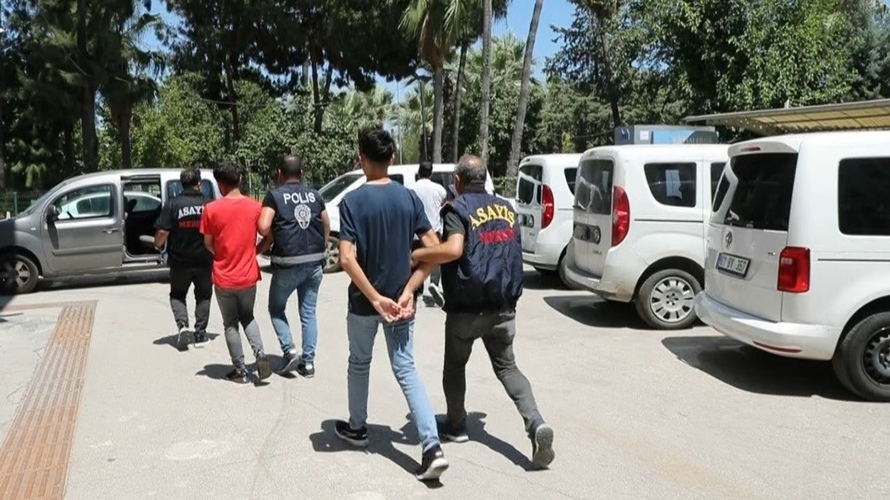 Mersin'de araç kundaklayan 4 şüpheli yakalandı