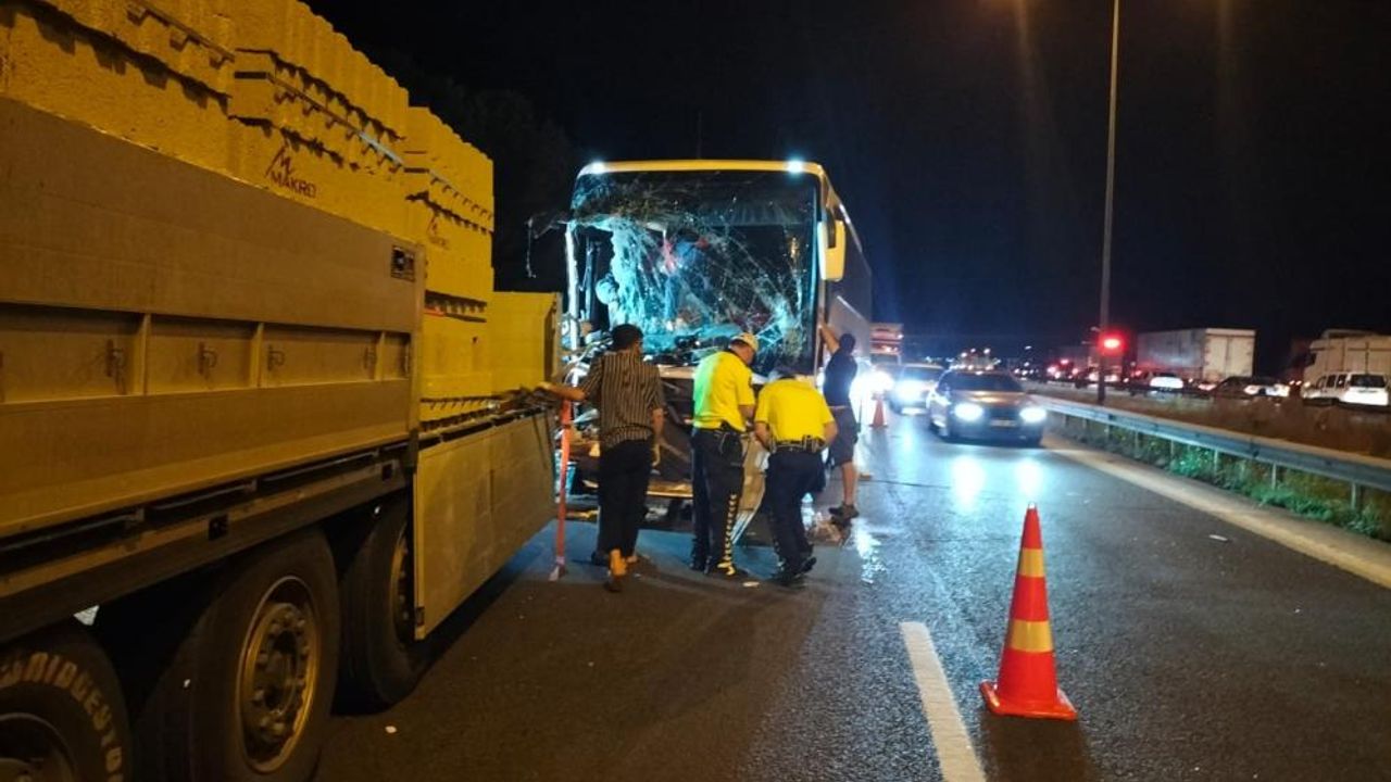 Adana'da biri otobüs 7 araç kazaya karıştı: 16 yaralı