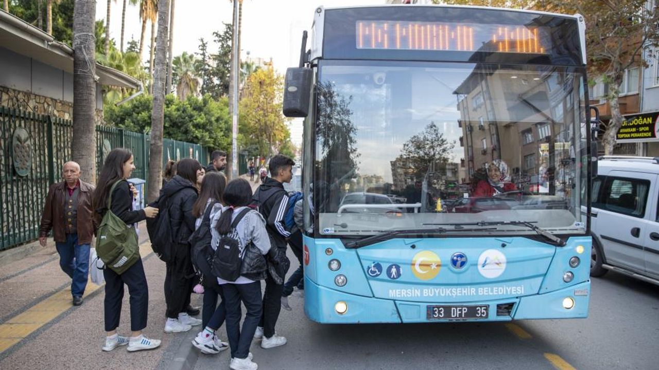 Mersin'de belediye otobüsleri öğrenciler için 1 liradan devam ediyor