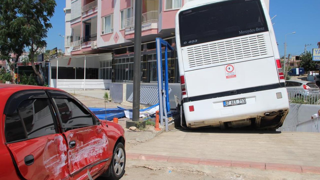 Mersin'de freni boşalan otobüs, otomobile çarpıp markete girdi