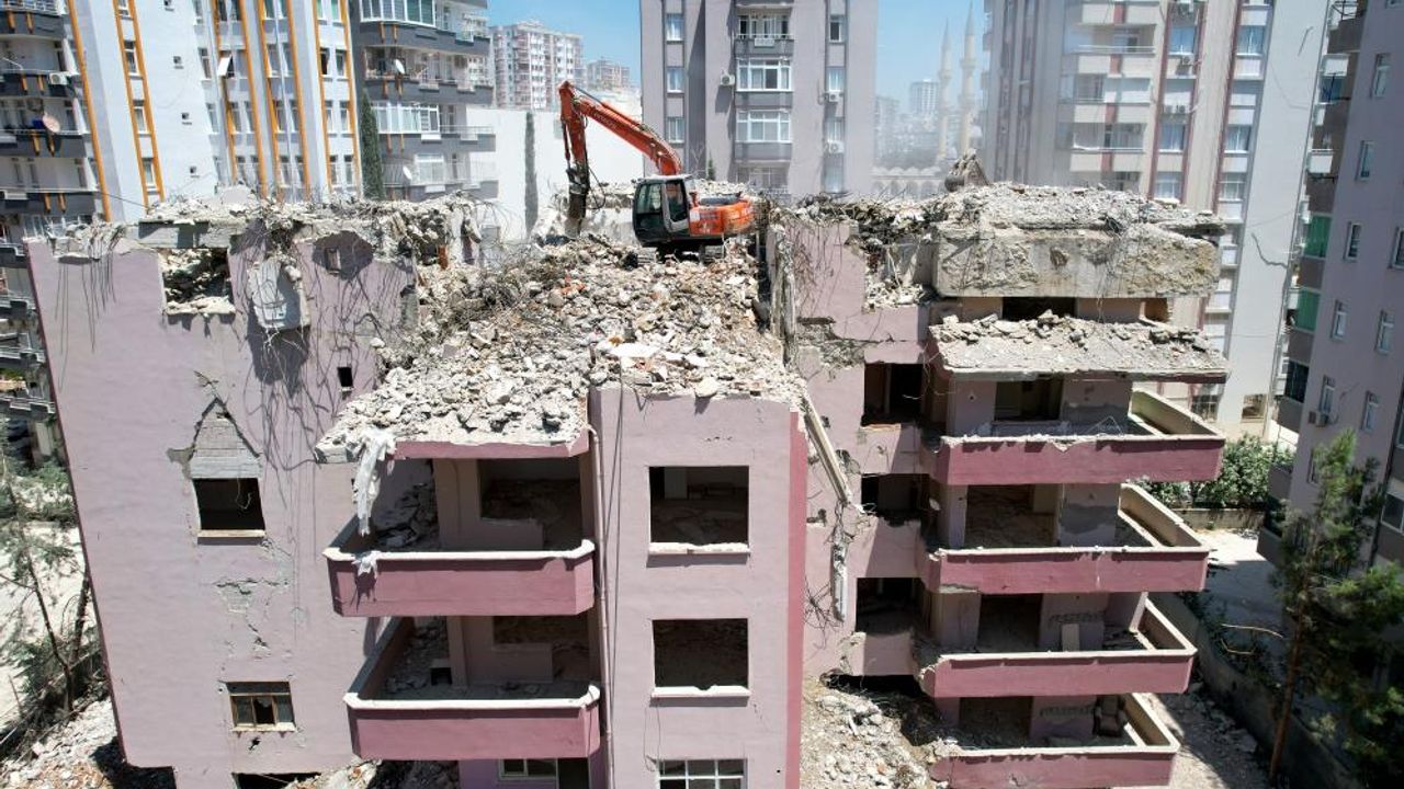 Adana'da yıkılan binalarda dere çakılı kullanılmış
