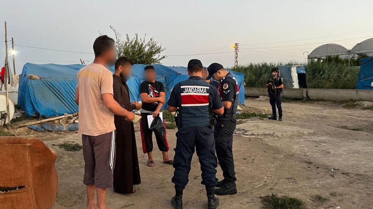 Mersin'de ülkeye kaçak giriş yapan 12 göçmen yakalandı