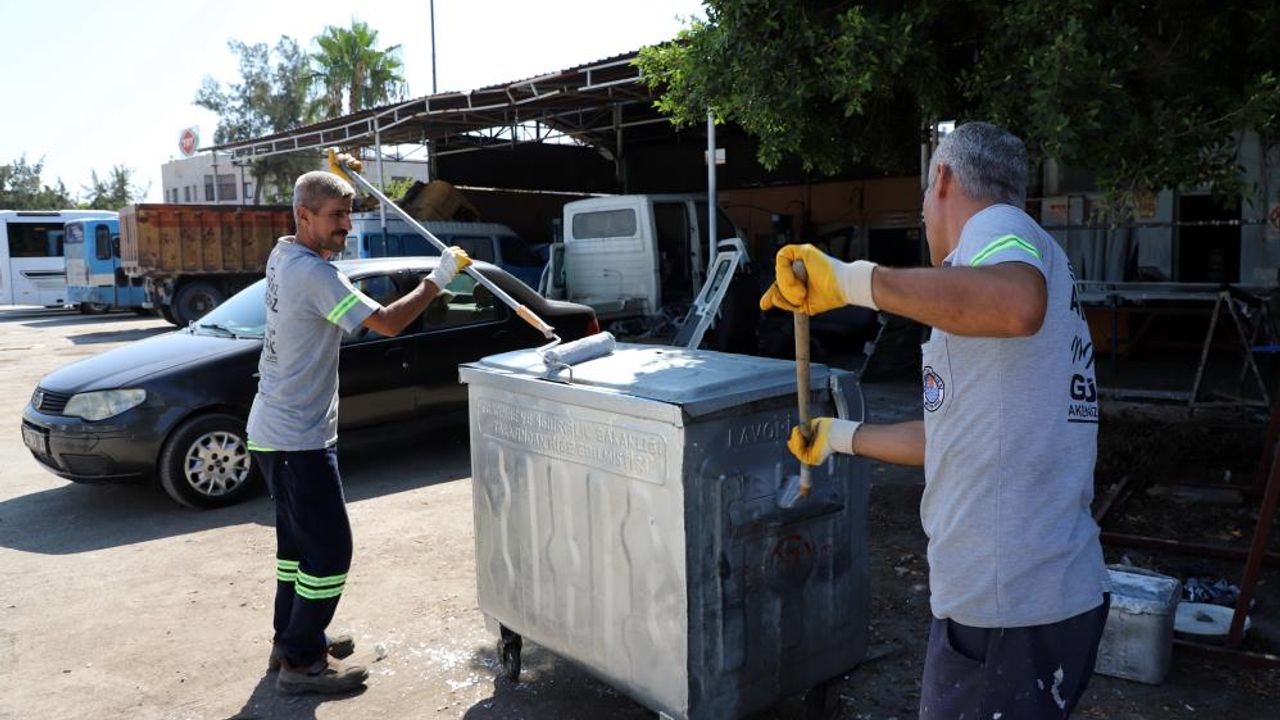 Akdeniz'de çöp konteynırları tamir ediliyor, ilaçlı su ile yıkanıp dezenfekte ediliyor