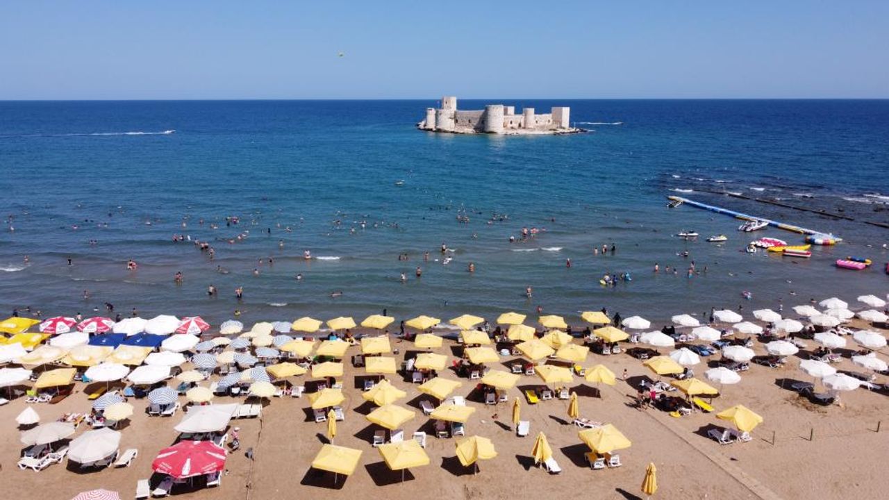 Akdeniz'in gözbebeği Kızkalesi'nde sıcaklar, tatilci sayısını düşürdü