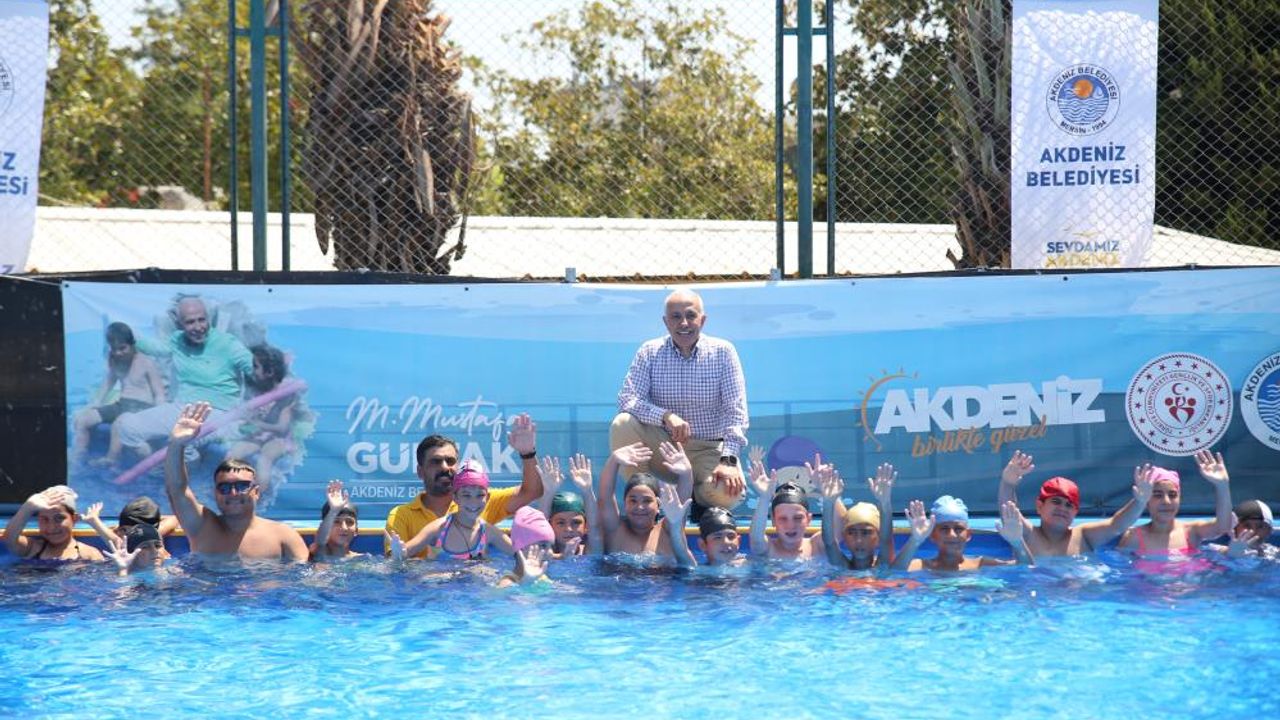 Mersin'de çocuklar hem serinliyor hem de yüzme öğreniyor