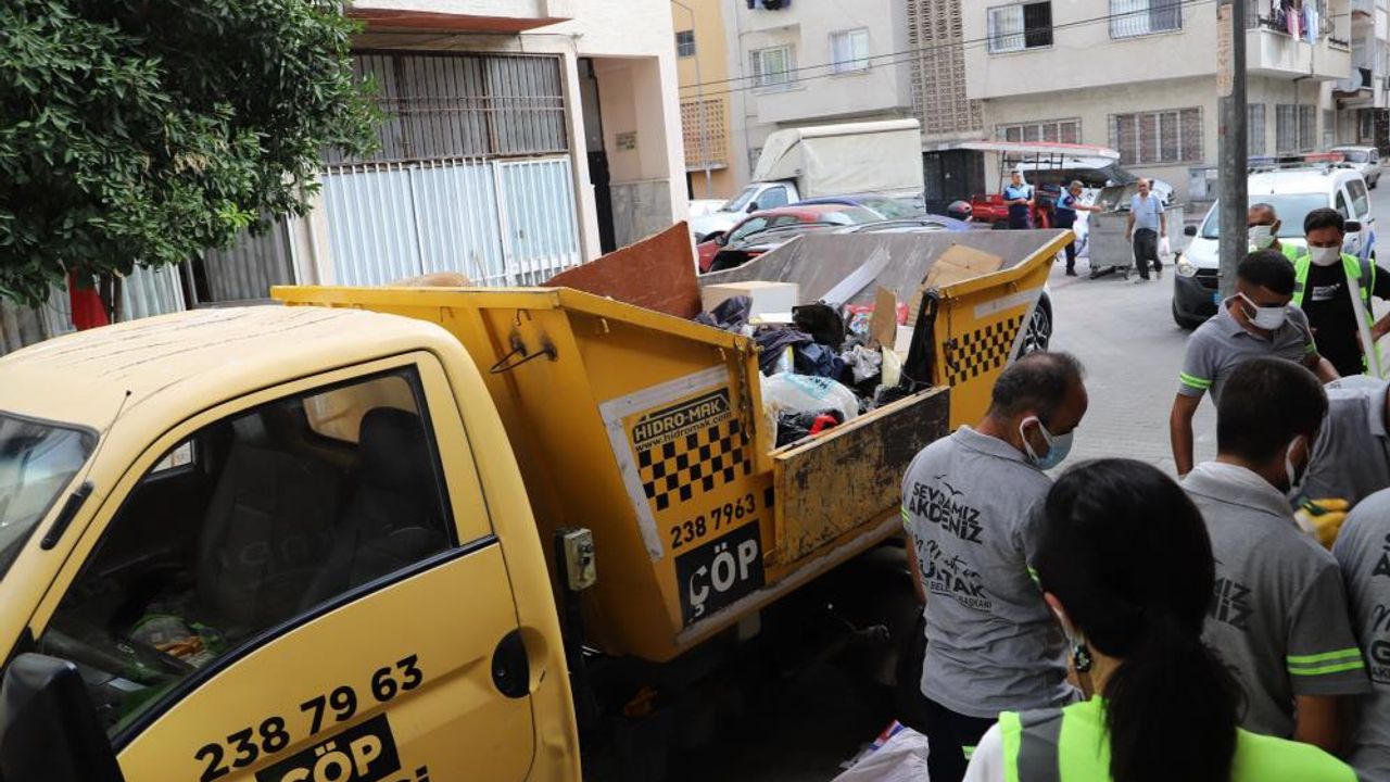 Mersin'de sahibinin hayatını kaybettiği evden tonlarca çöp çıkarıldı
