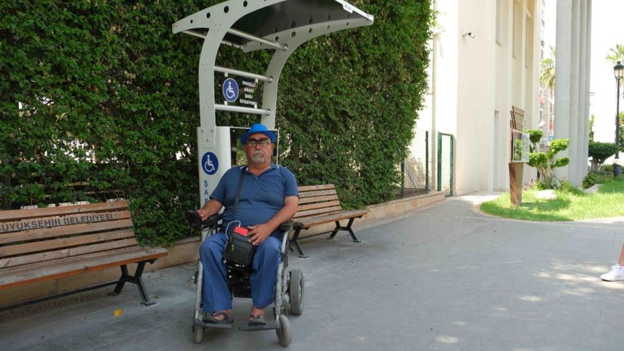 Adana Büyükşehir Belediyesi 5 noktaya akülü tekerlekli sandalye şarj istasyonu kurdu