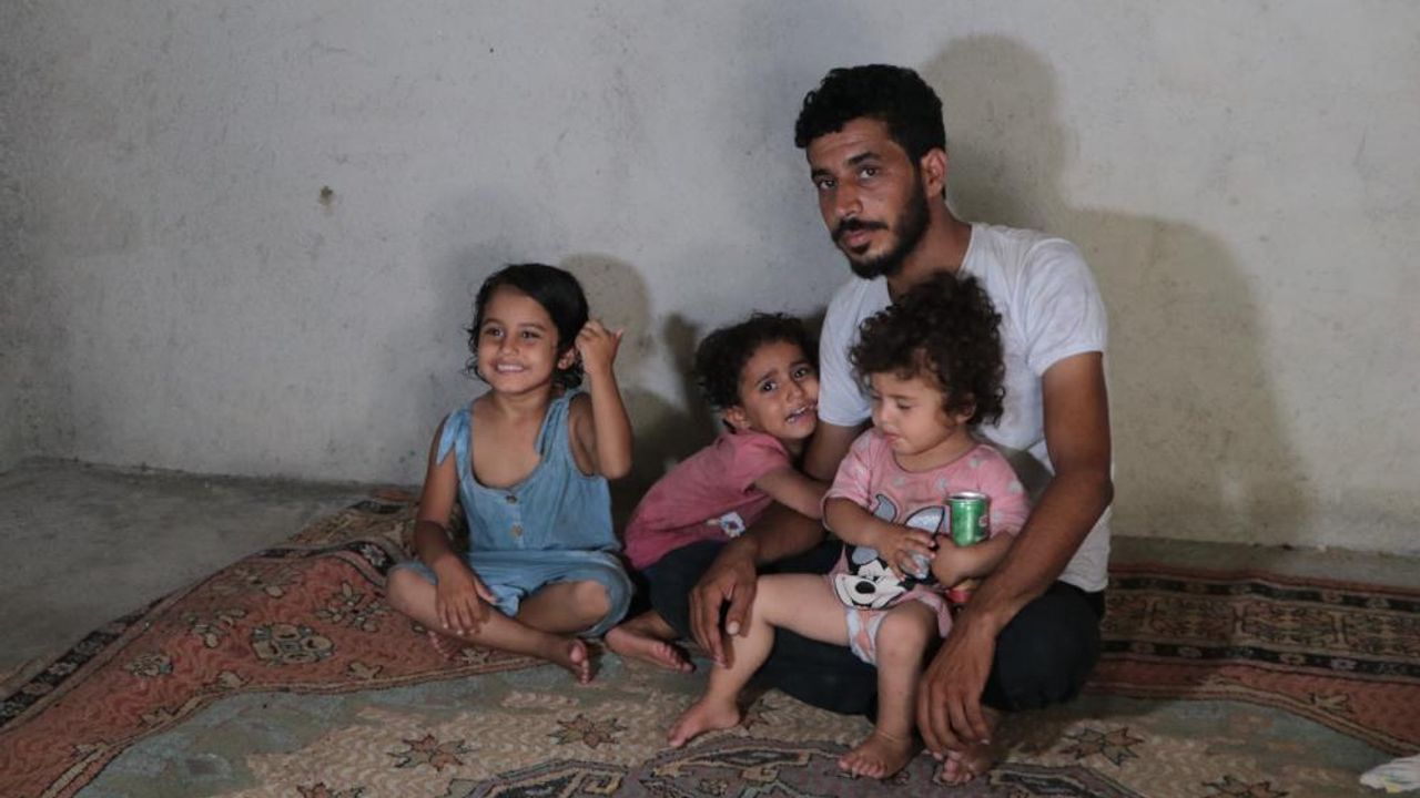 Adana'da kızlarıyla bir başına kalan çaresiz baba, eşine seslenip eve dönmesini istedi