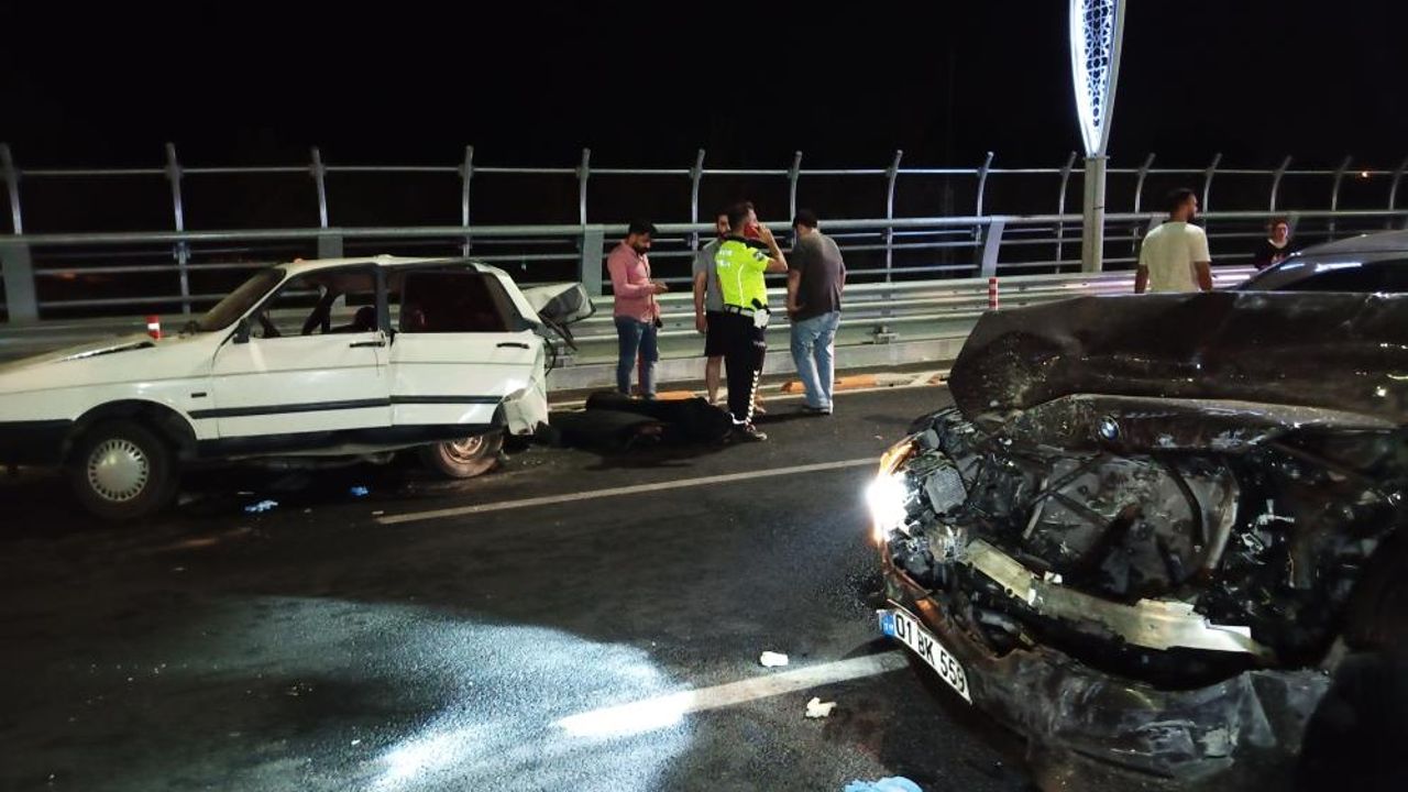 Adana'da lüks otomobilin çarptığı otomobil kağıt gibi ezildi: 1 ölü, 1 yaralı