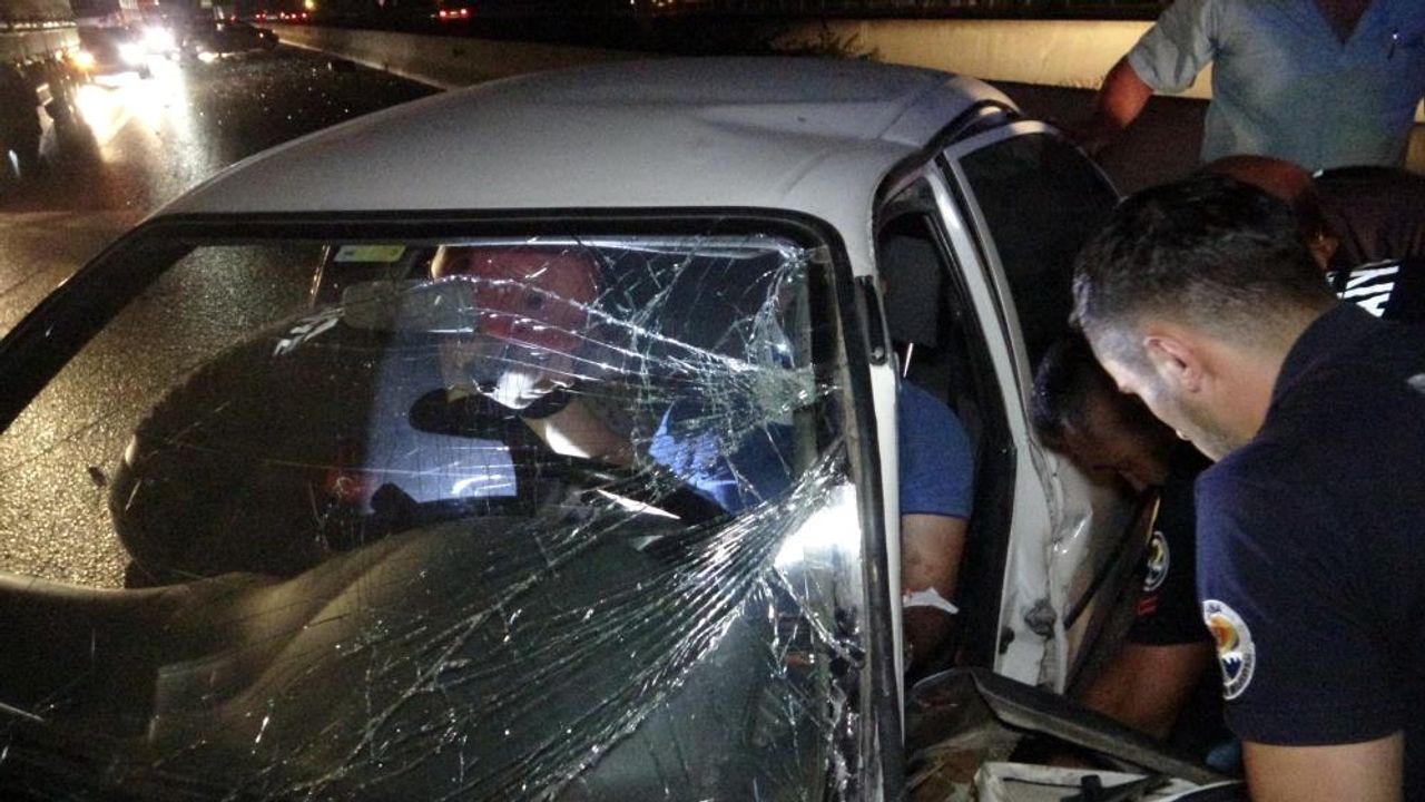 Adana’da otoyolda otomobiller çarpıştı, sıkışan sürücüyü itfaiye kurtardı