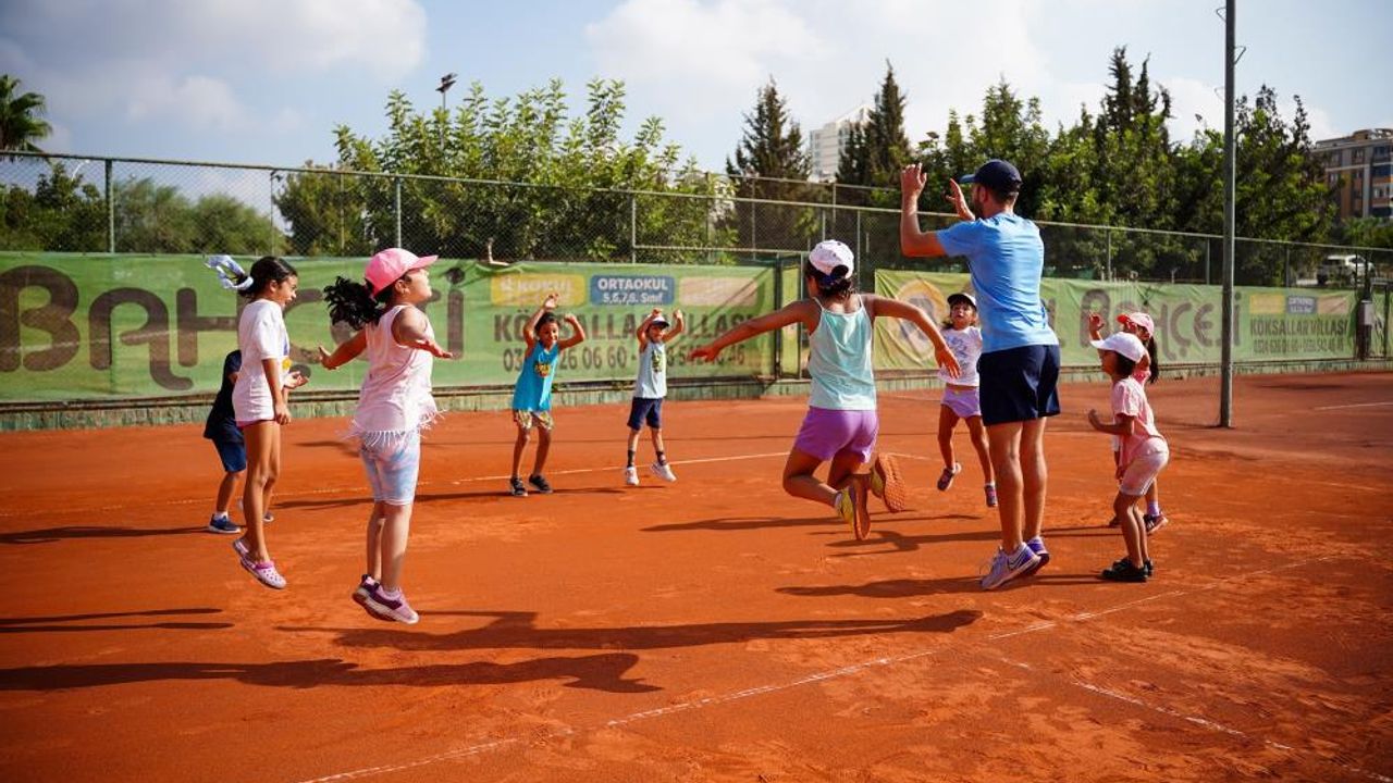 Çocuklar Dra-Masal yöntemiyle tenis ile tanışıyor