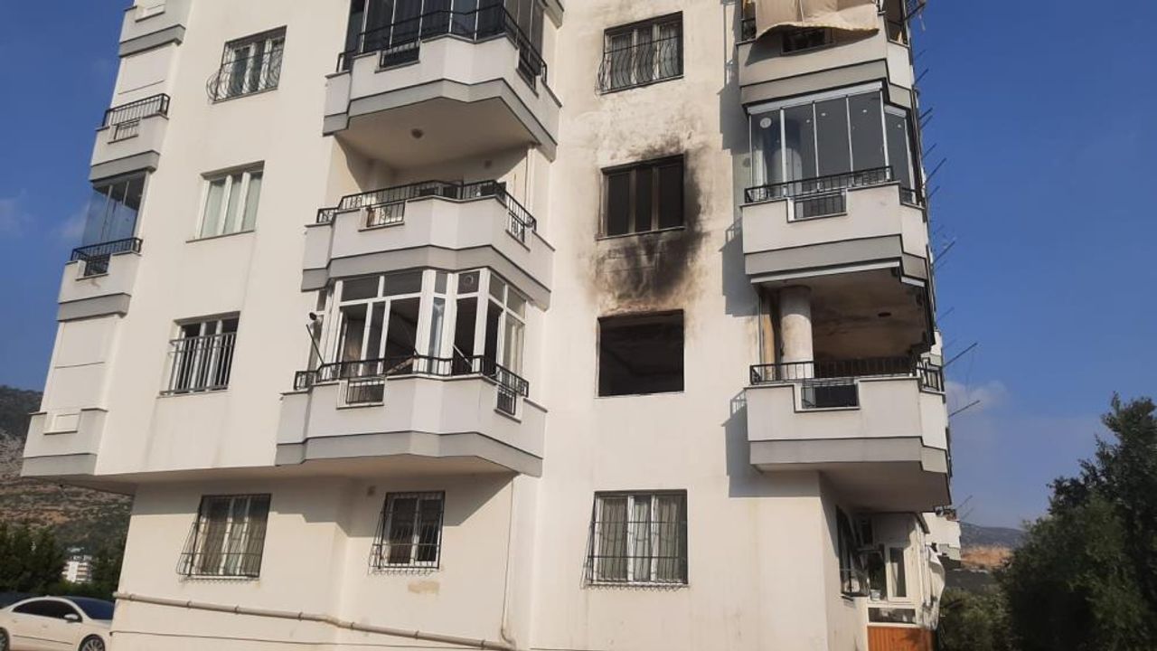 Adana'da bir haftada 8 yangın çıkan binada apartman sakinleri sopayla nöbete başladı
