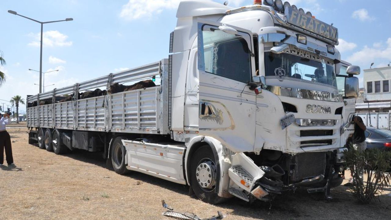 Mersin'de tır ile hafif ticari araç çarpıştı: 5 yaralı