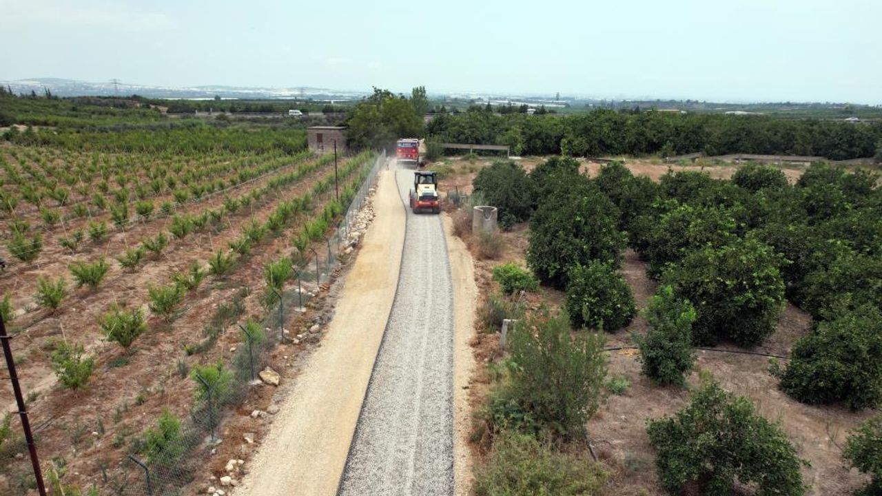 Akdeniz'de bahçe yolları asfaltlanıyor