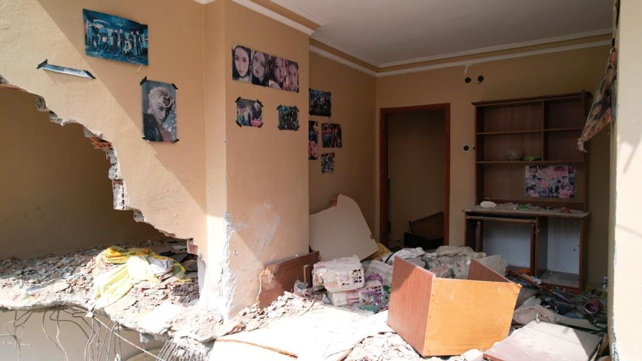 Adana'da depremde yıkılan binaları gören duygulanıyor