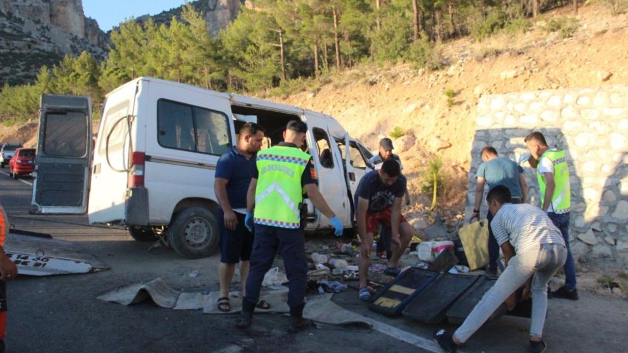 Mersin'de tarım işçilerini taşıyan minibüs kaza yaptı: 1 ölü, 13 yaralı