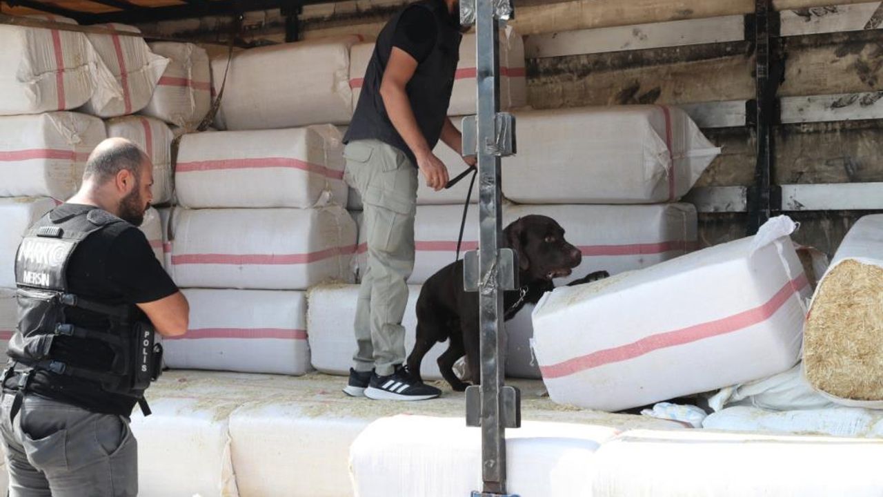 Mersin'de saman balyalarının arasından 279 kilo uyuşturucu çıktı