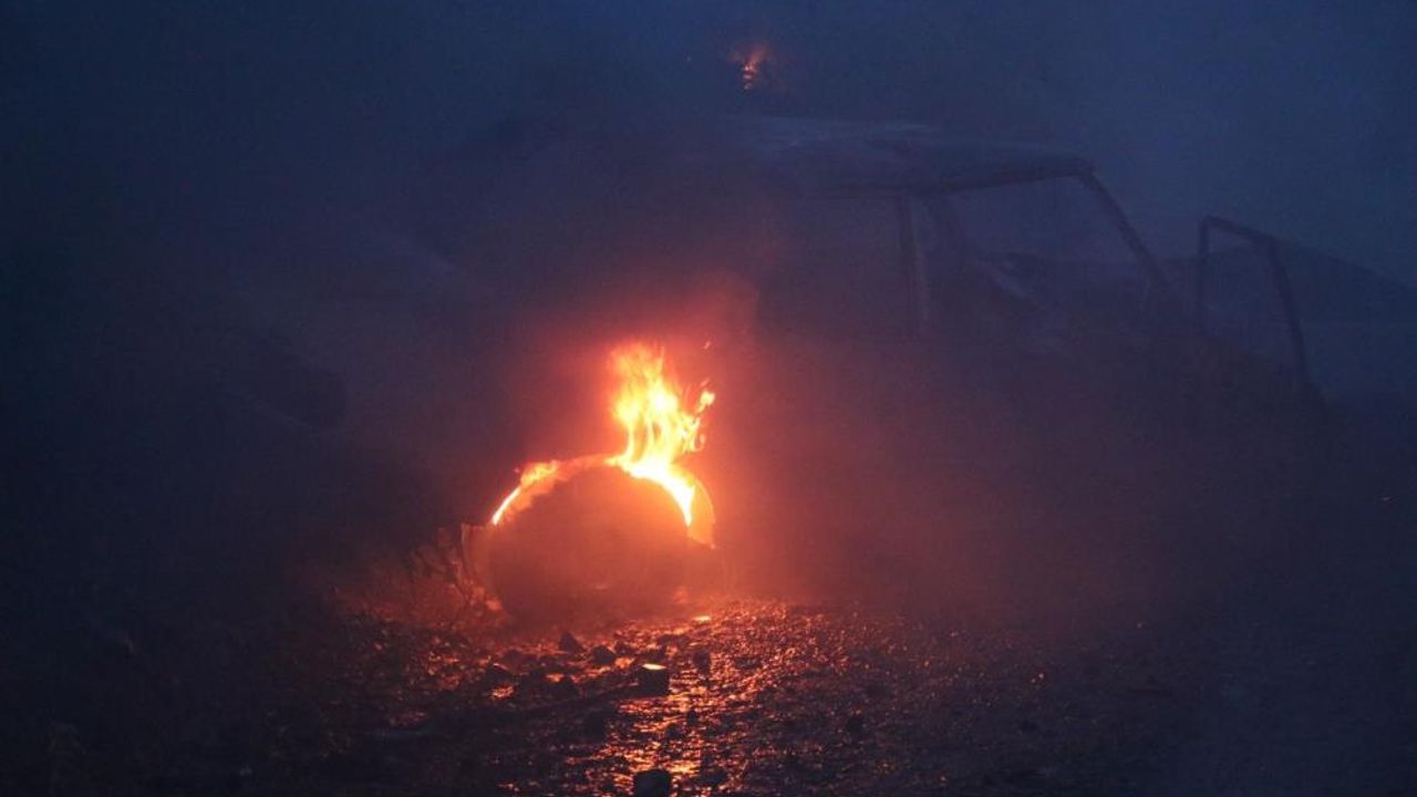 Adana'da otomobilde çıkan yangın ormanlık alana sıçradı