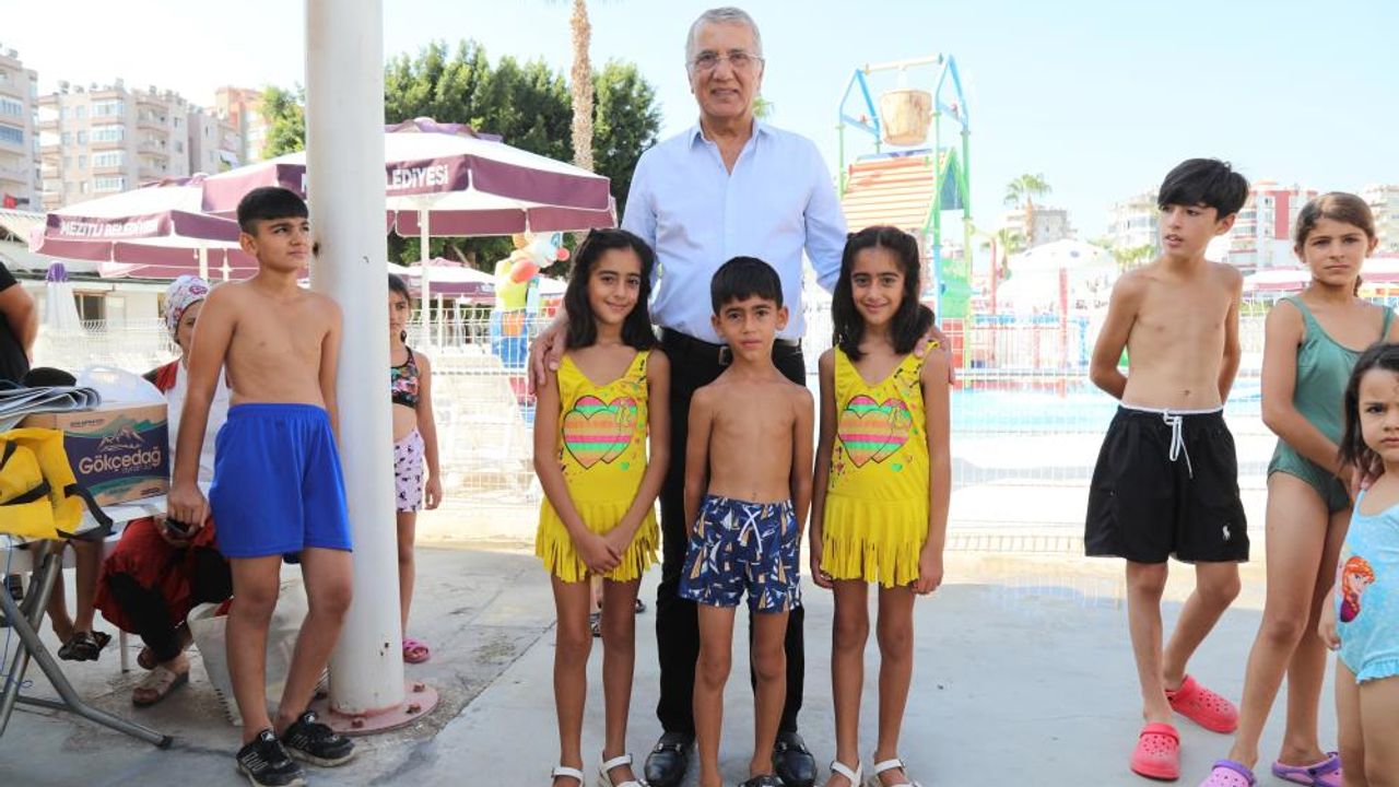 Başkan Tarhan, deprem bölgesinden gelen çocuklarla buluştu
