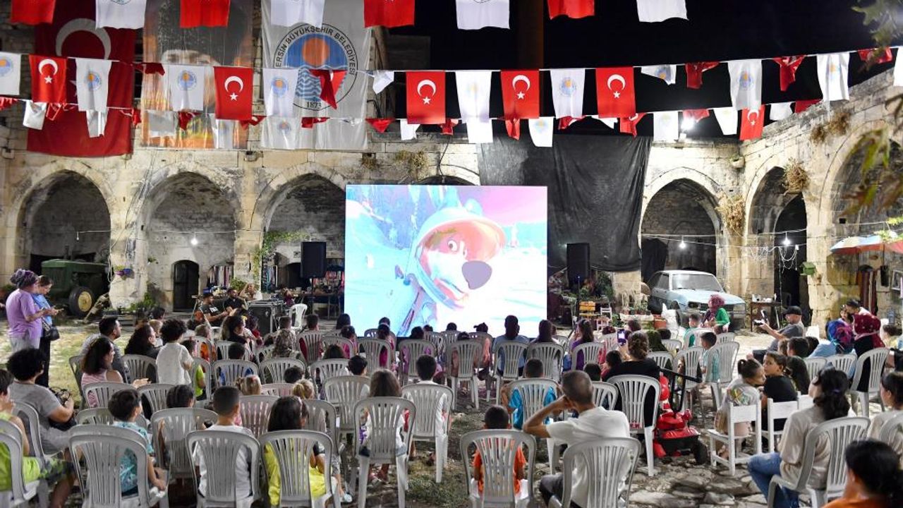 Mersin'de çocuklara açık hava film etkinliği
