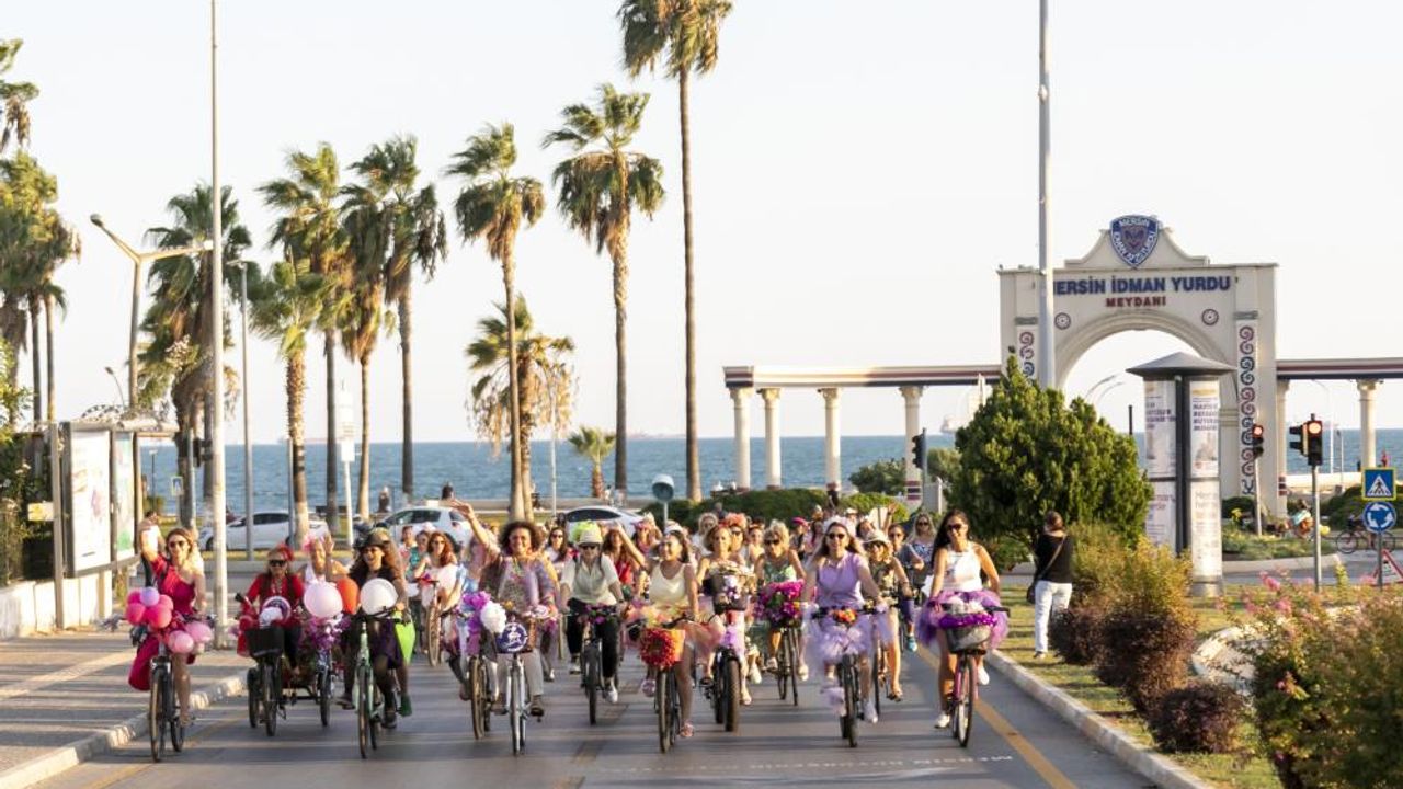 Süslü kadınlar, bisiklet farkındalığı için pedal çevirdi