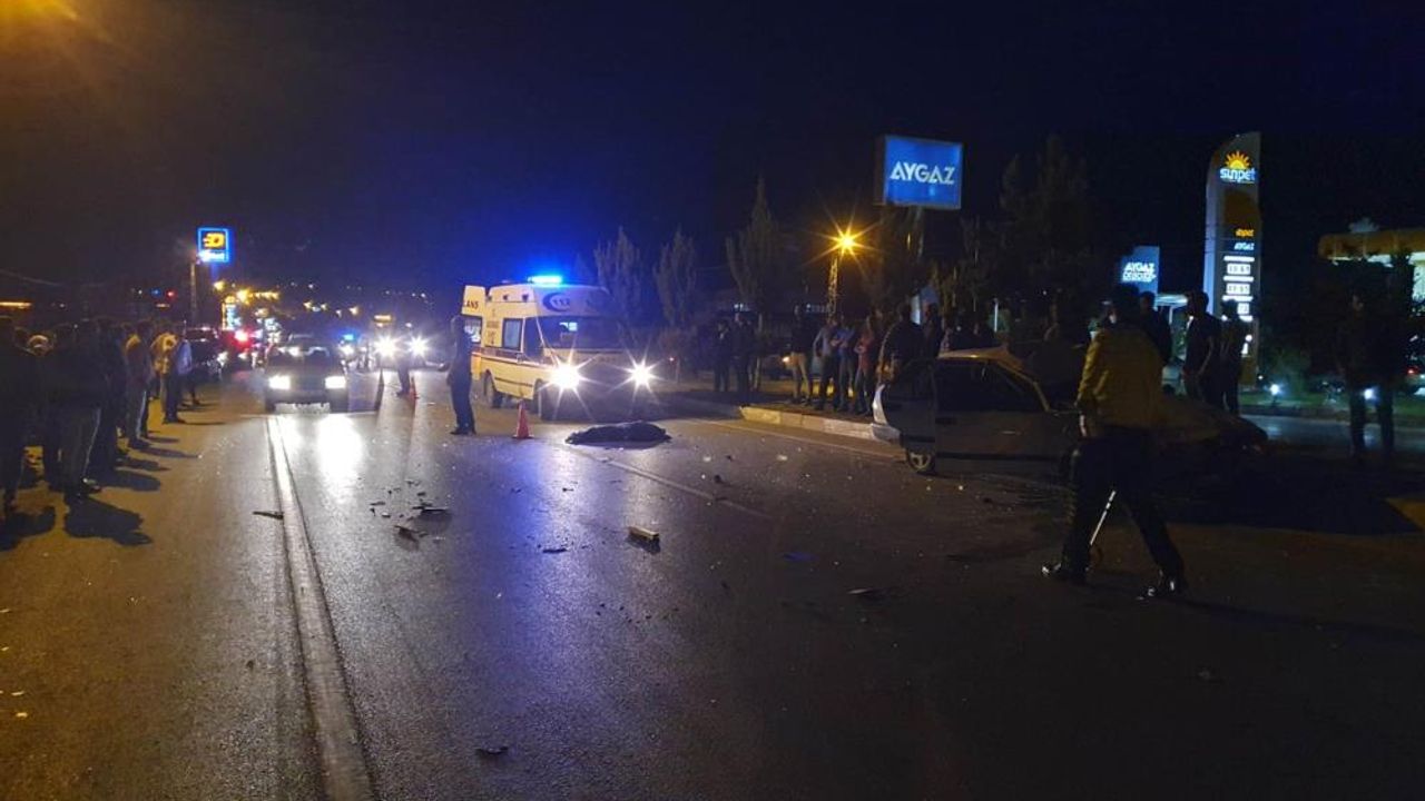 Mersin’de motosiklet ile otomobil çarpıştı: 1 ölü, 4 yaralı