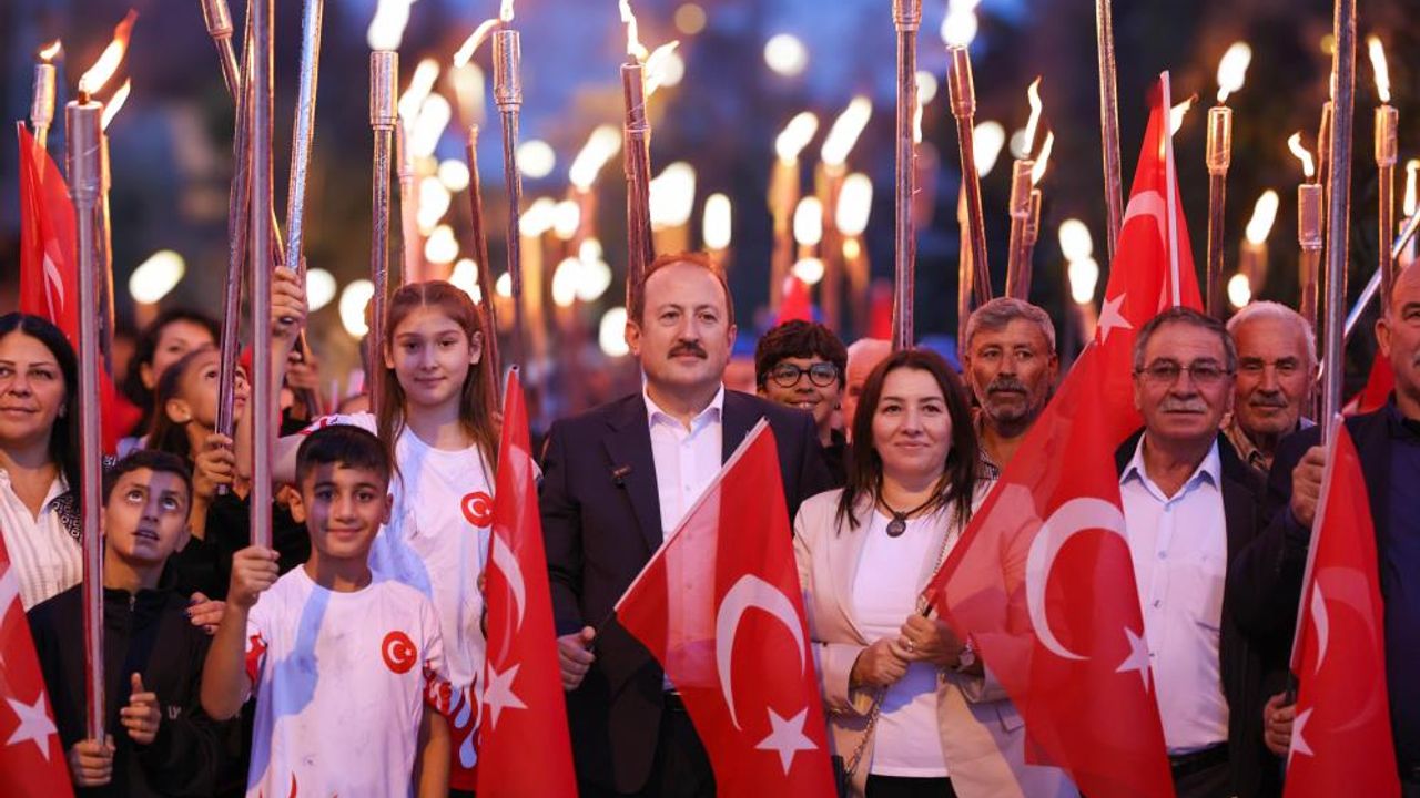 Cumhuriyetin 100. yılında Yörük çadırlarına Türk bayrakları ve meşalelerle yürüyüş yapıldı