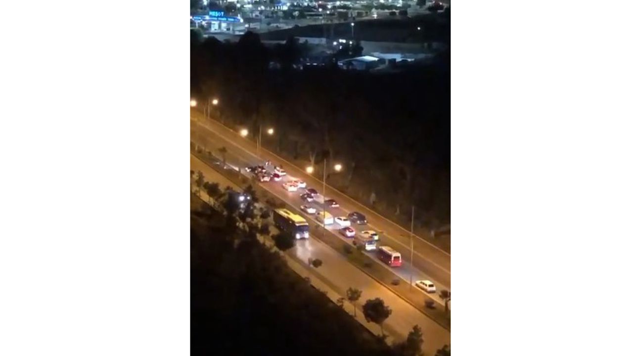 Mersin'de yolu trafiğe kapatıp oyun oynayan sürücüye para cezası
